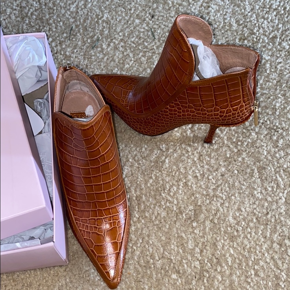 Never worn!!
